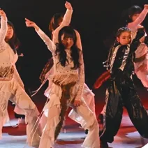 ステージでそろってポーズを決めるダンスチーム